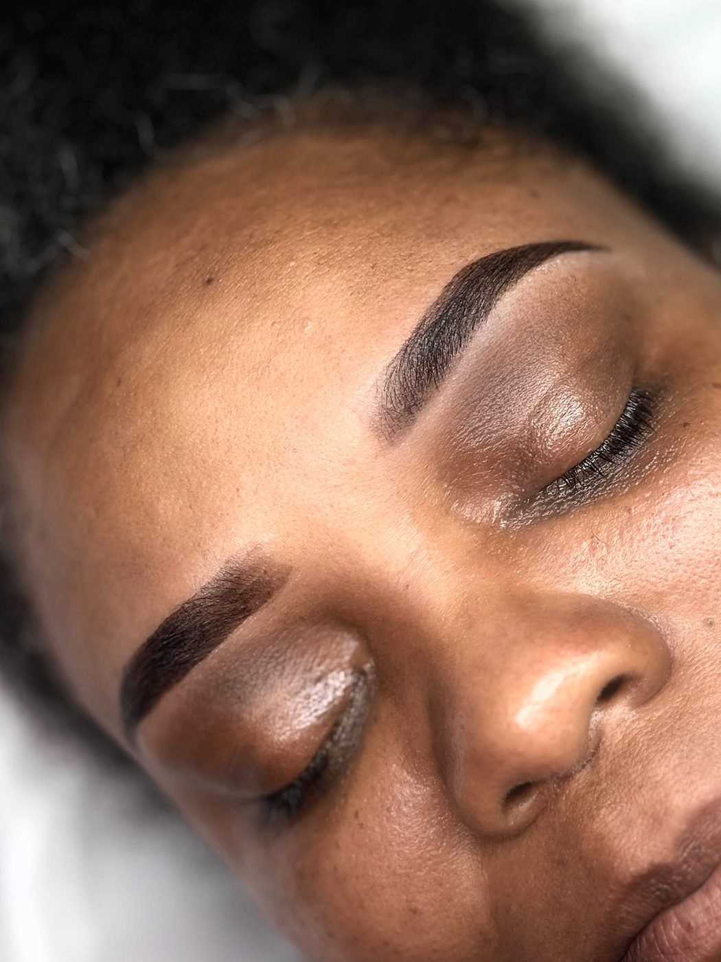 Cejas suaves y definidas