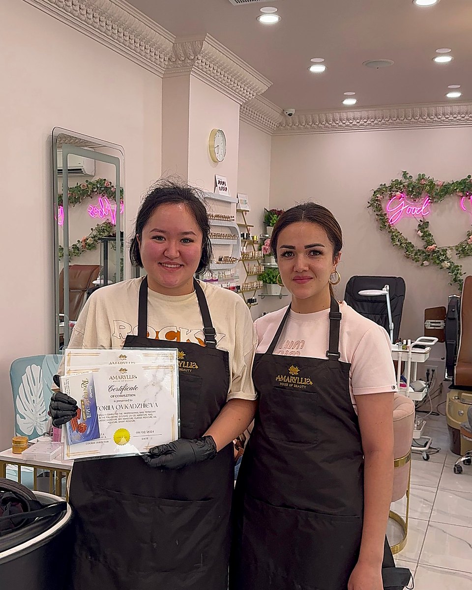 Graduada de Amaryllis Academy con su certificado