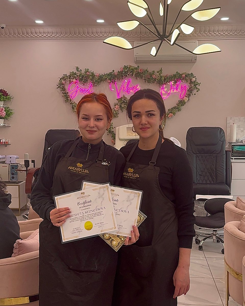 Graduada de Amaryllis Academy con su certificado
