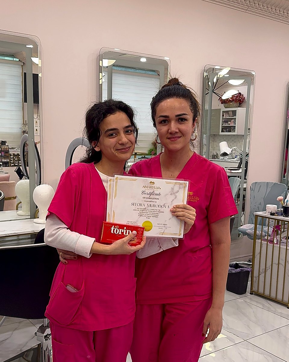 Graduada de Amaryllis Academy con su certificado