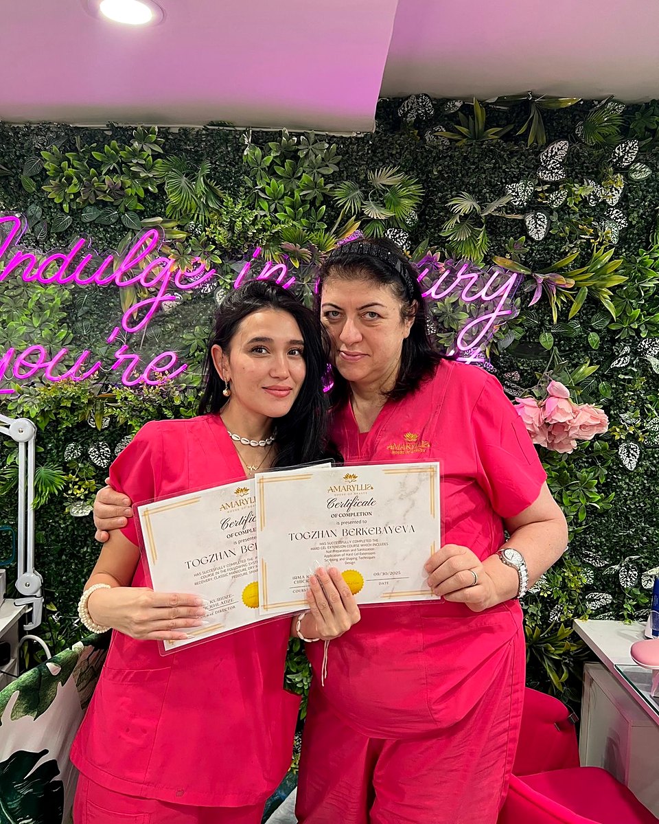 Graduada de Amaryllis Academy con su certificado