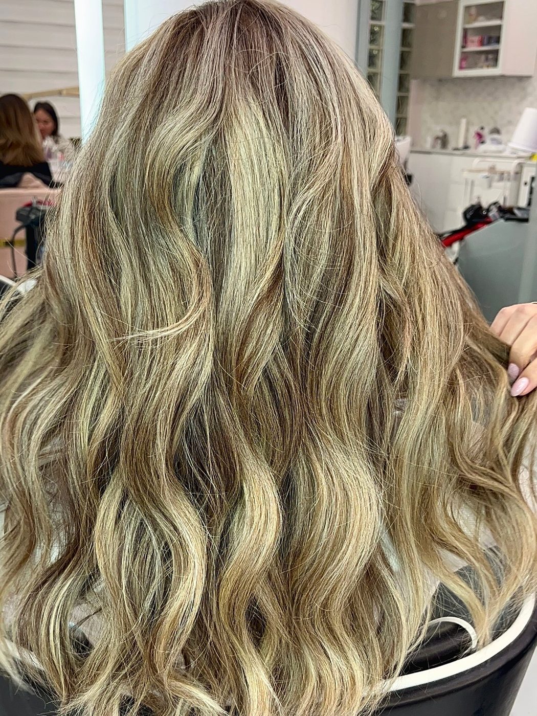 Balayage rubio suave con ondas