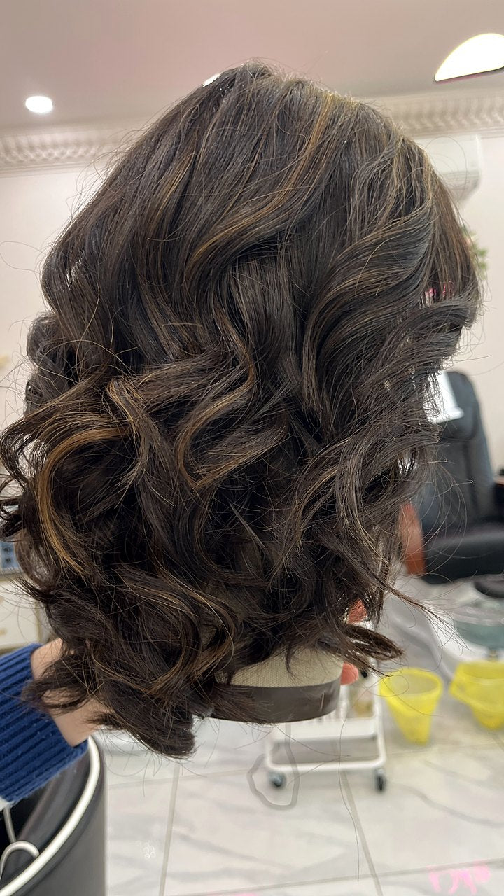 Rizos suaves en cabello castaño con mechas