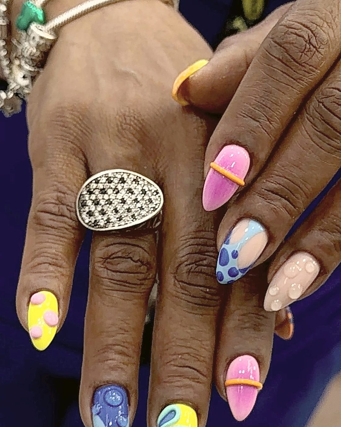 Diseño de uñas 3D de colores vivos