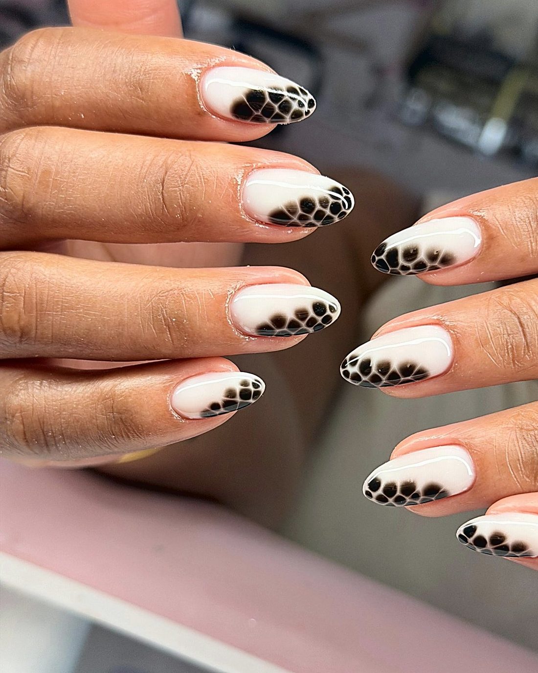 Uñas almendradas blanco lechoso con puntas negras de burbujas