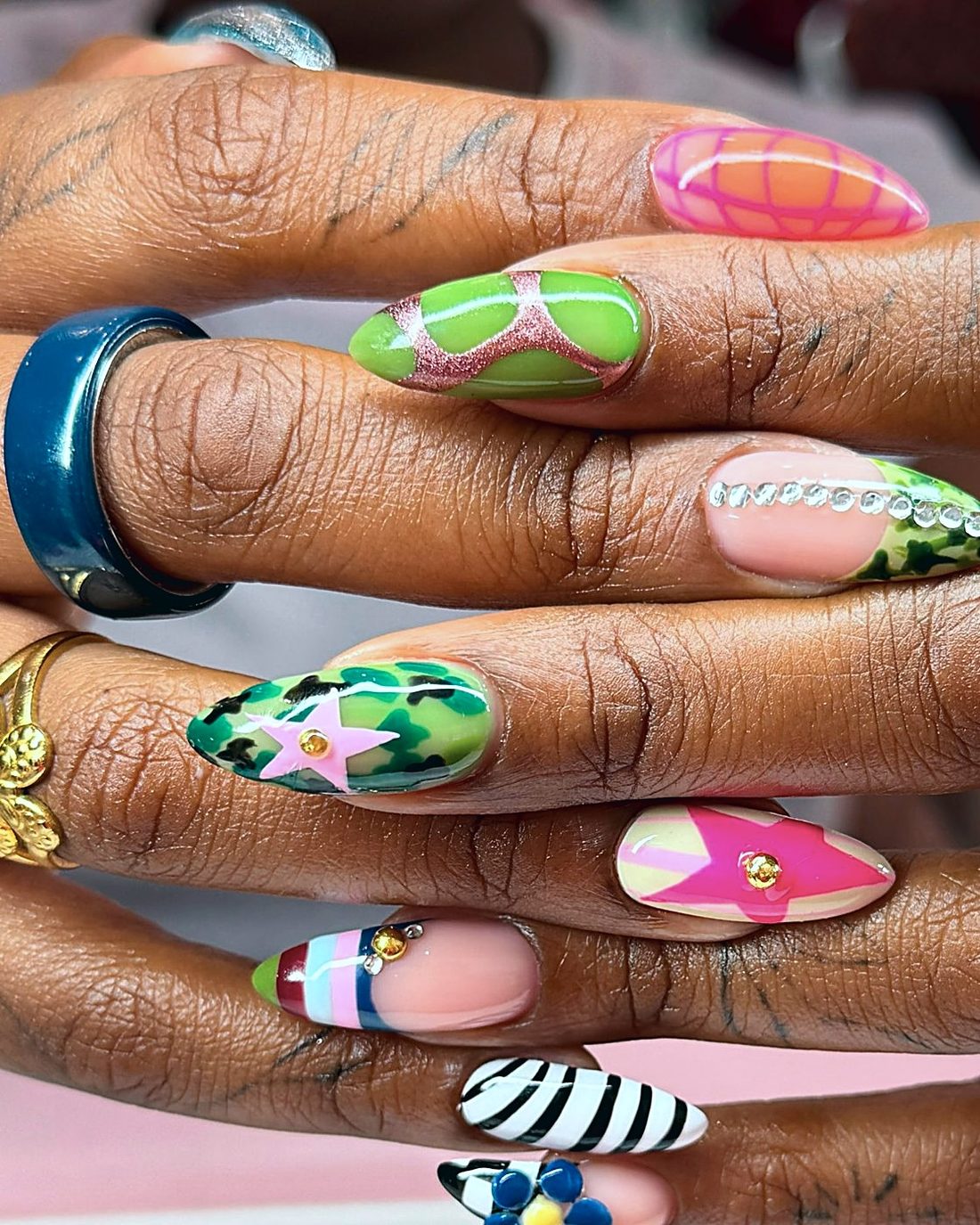 Uñas camufladas de colores con estrellas