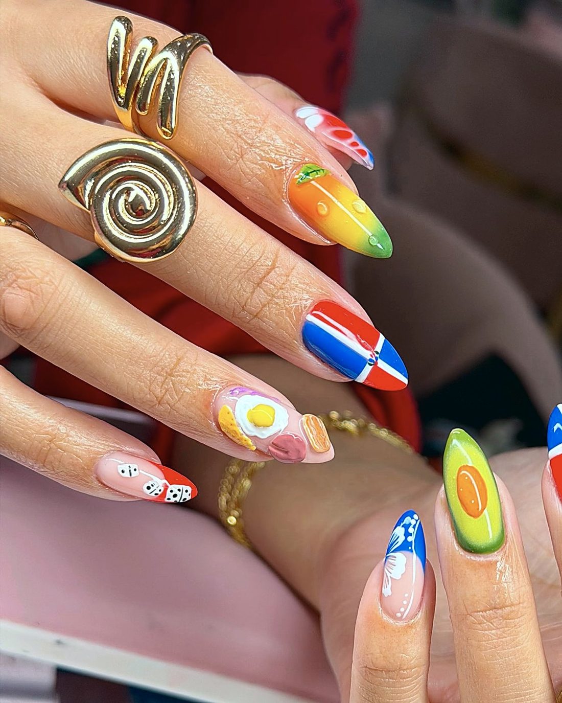 Diseño de uñas con la bandera dominicana y comida