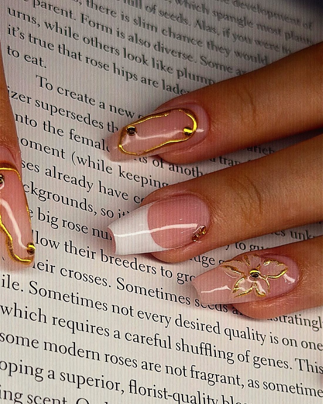Uñas coffin doradas