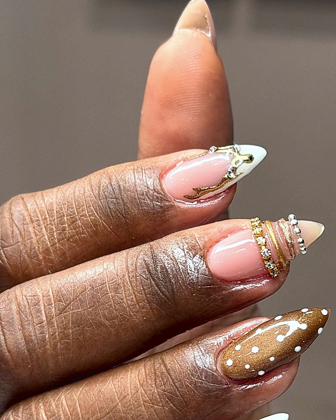 Uñas stiletto cromadas doradas