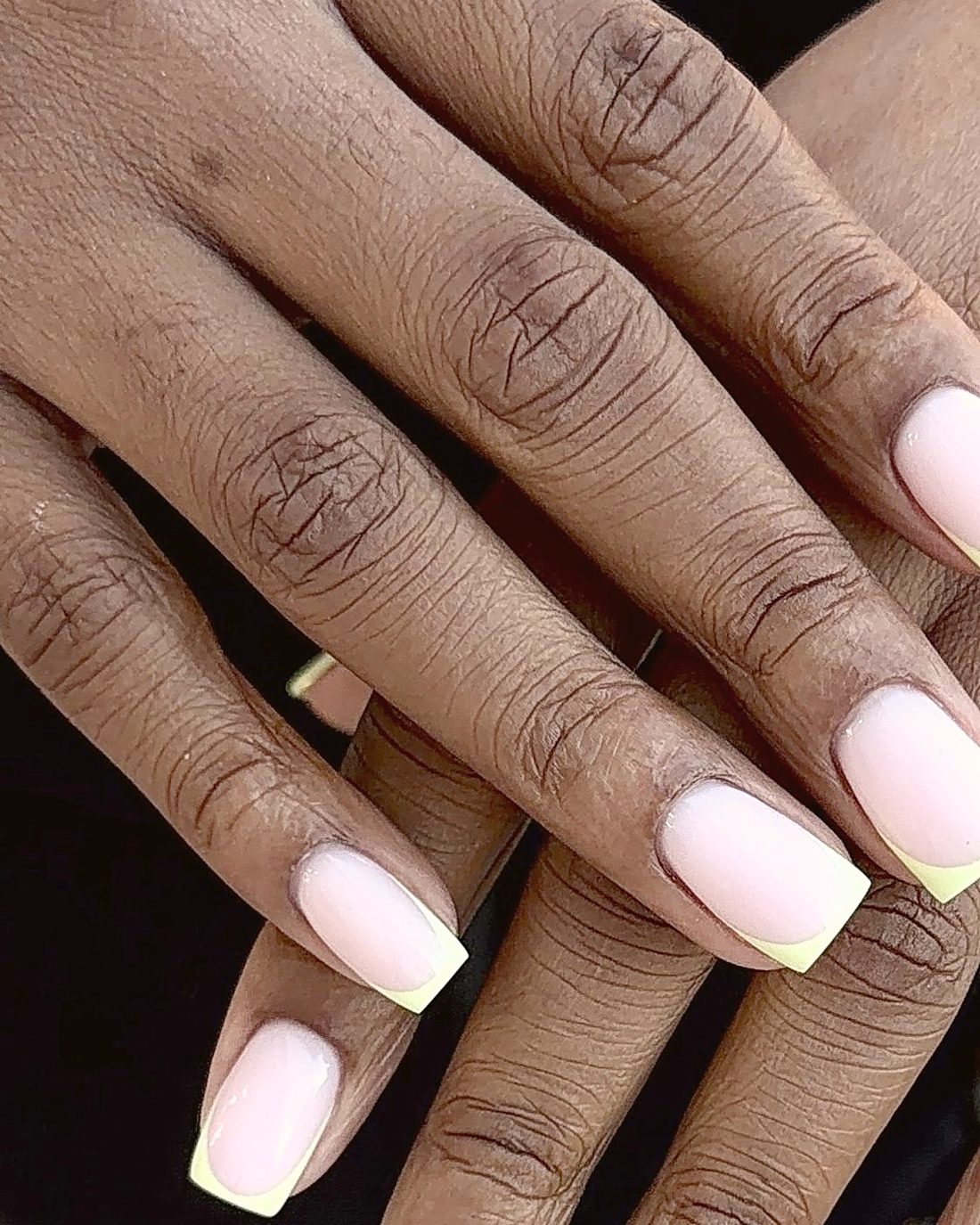Uñas cuadradas rosa suave con francesa verde lima