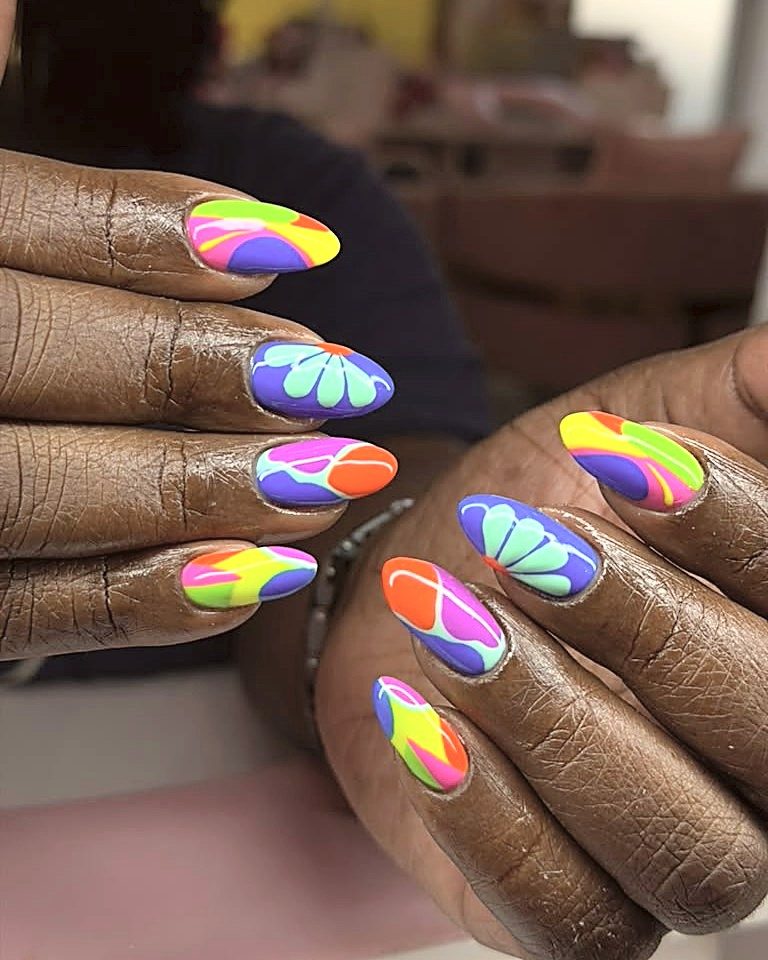 Diseño de uñas neón