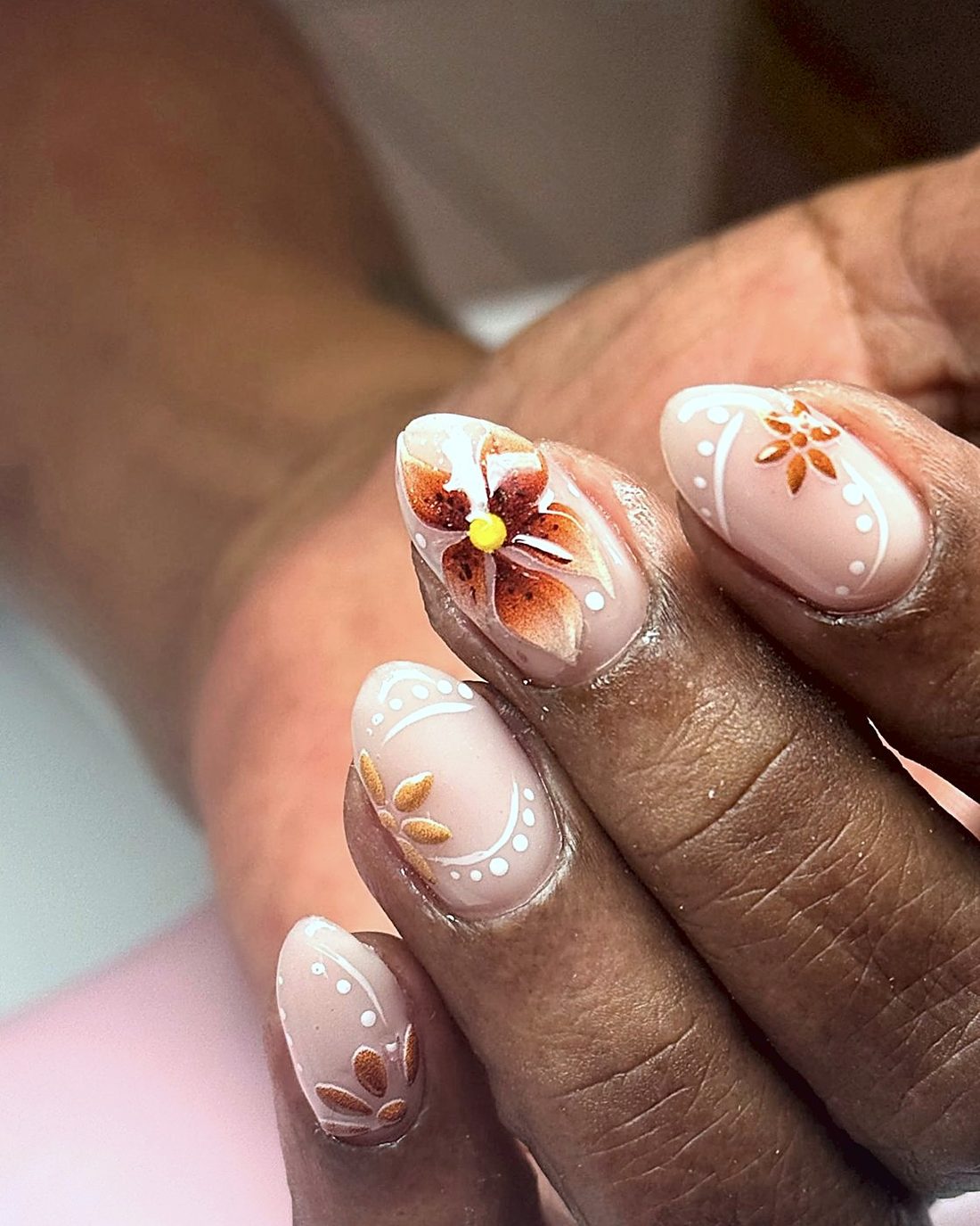 Diseño de uñas con flores naranjas
