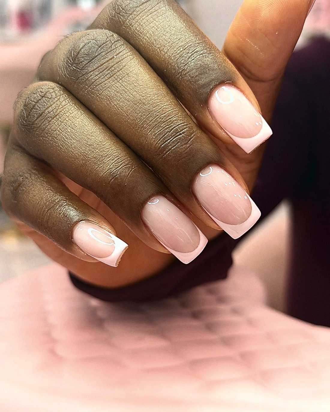 Manicura francesa rosa suave, de cerca