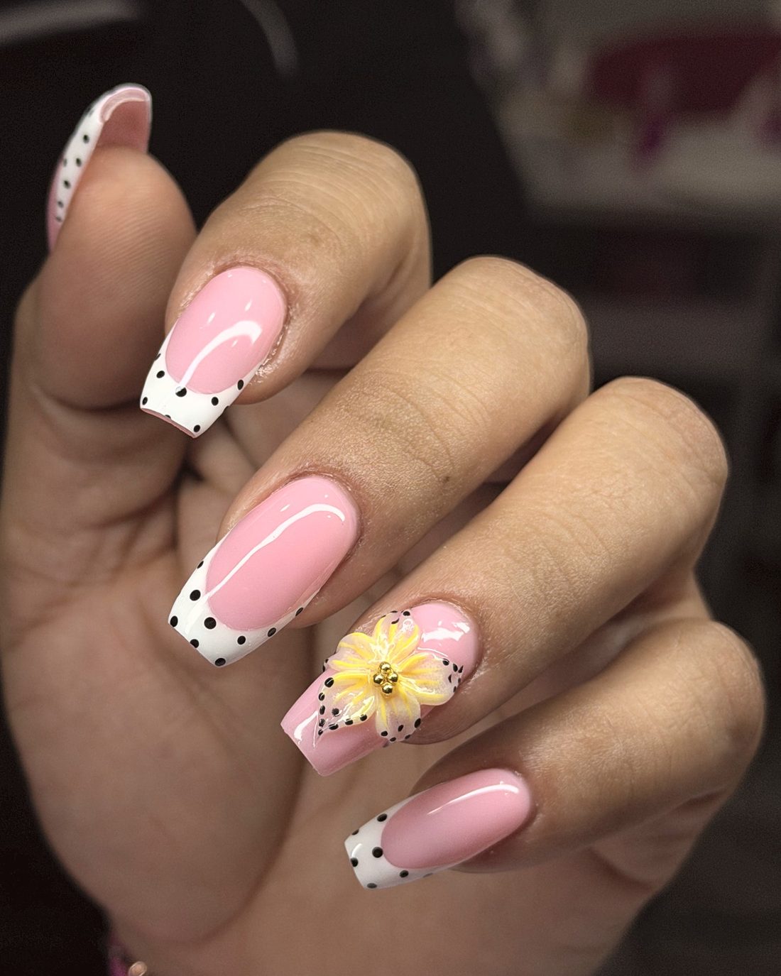 Francesa rosa con lunares y una flor 3D