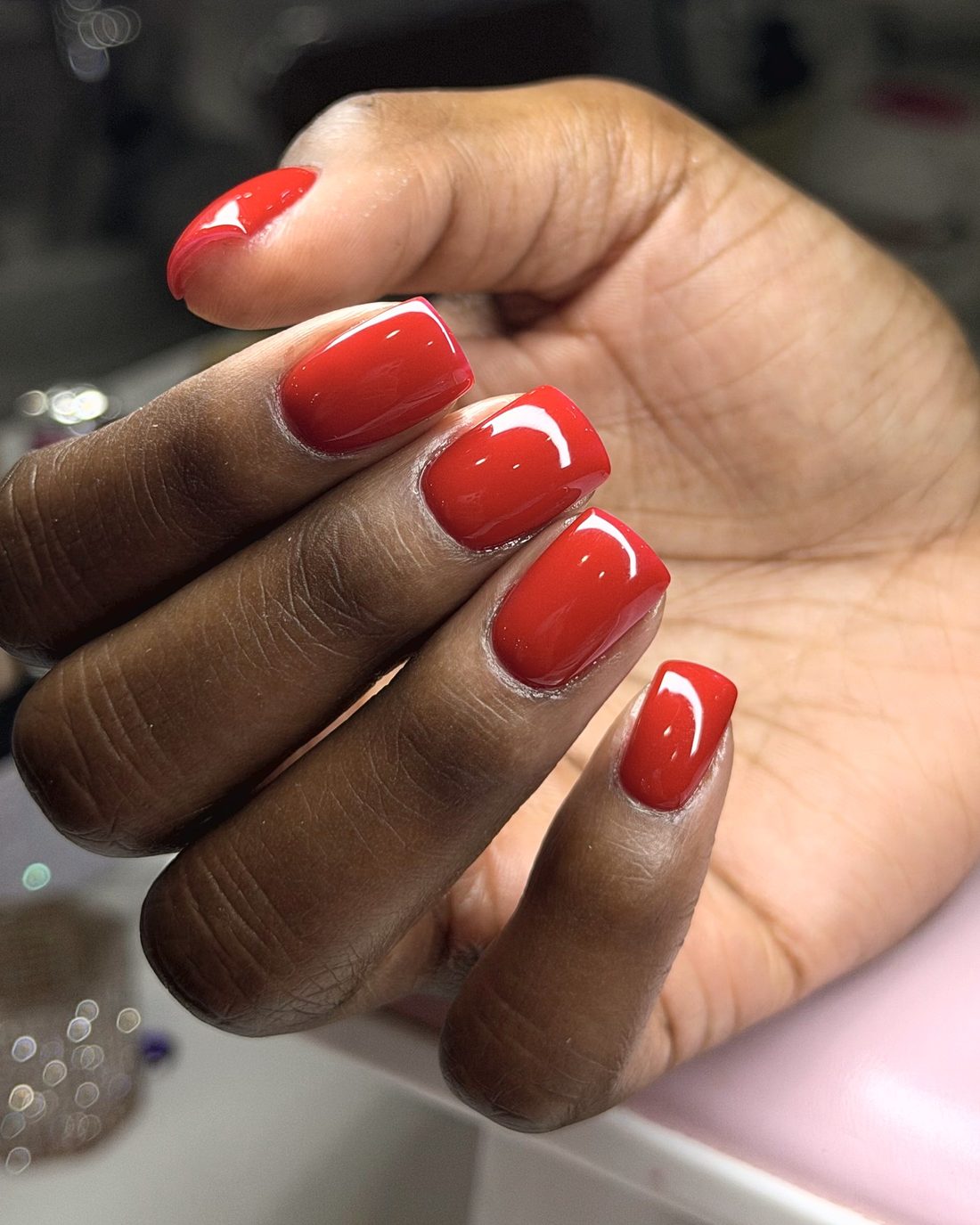 Manicura en gel roja brillante, forma cuadrada