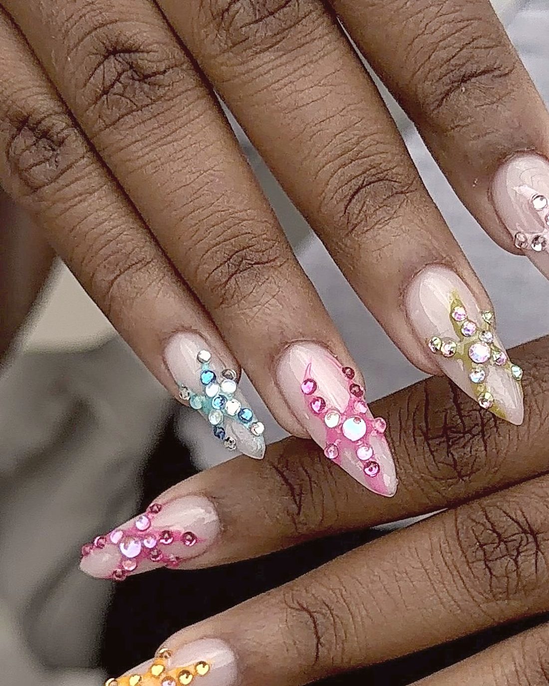 Uñas almendradas con estrellas de pedrería