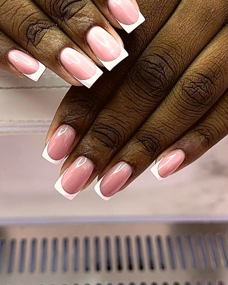 Francesa blanca clásica en uñas cuadradas