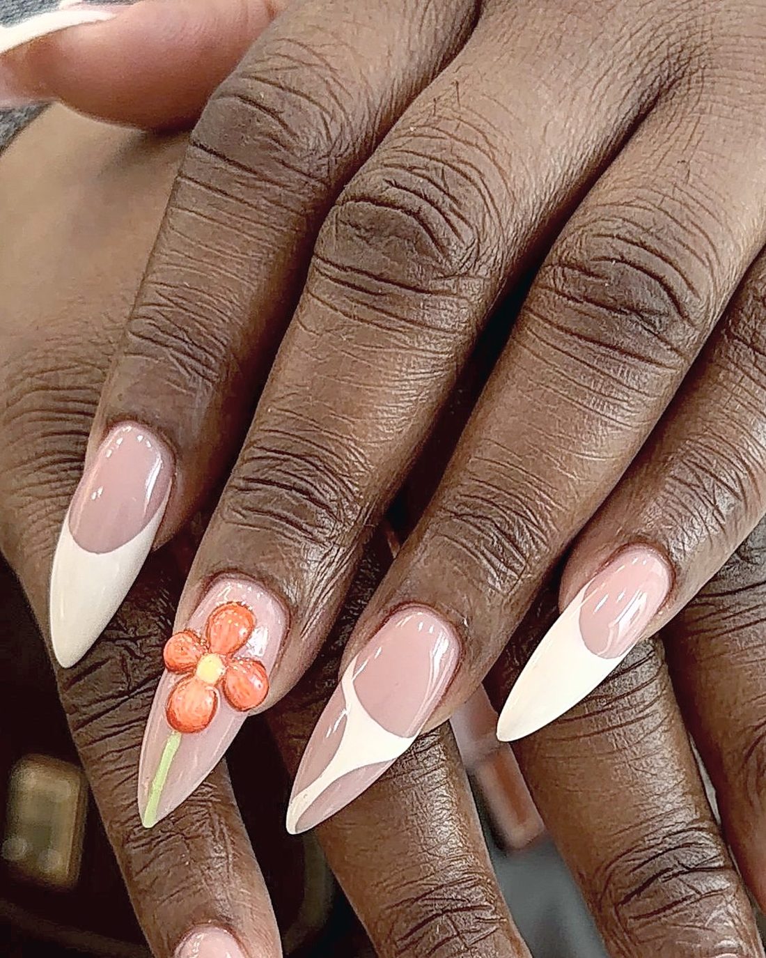 Stilettos nude con francesa blanca y una flor naranja