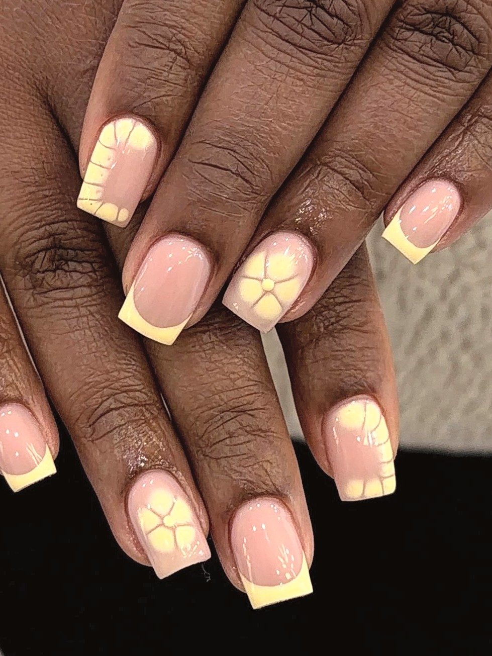 Francesa corta cuadrada con puntas amarillo pastel y flores pintadas a mano