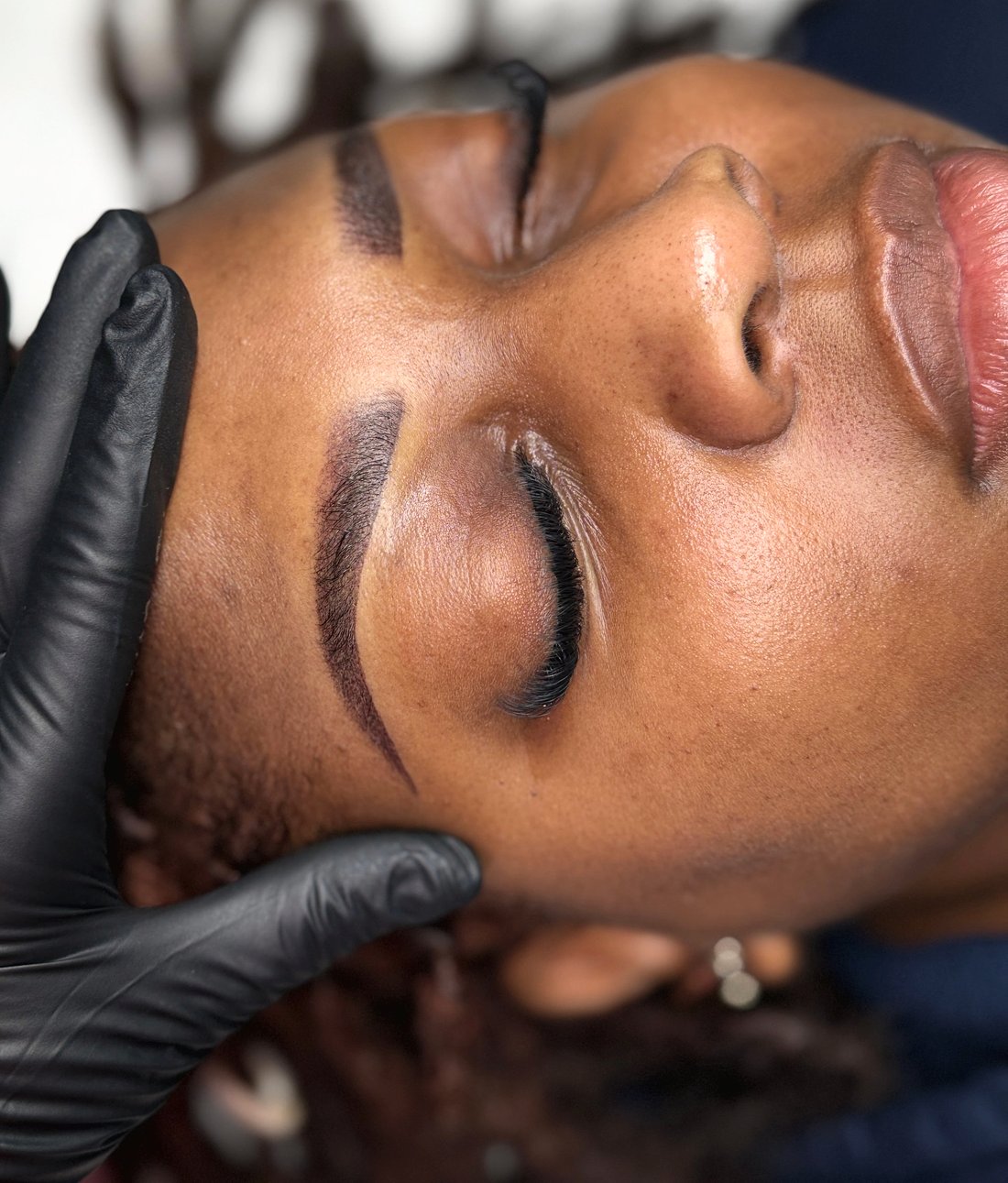 Cejas powder cicatrizadas en piel oscura