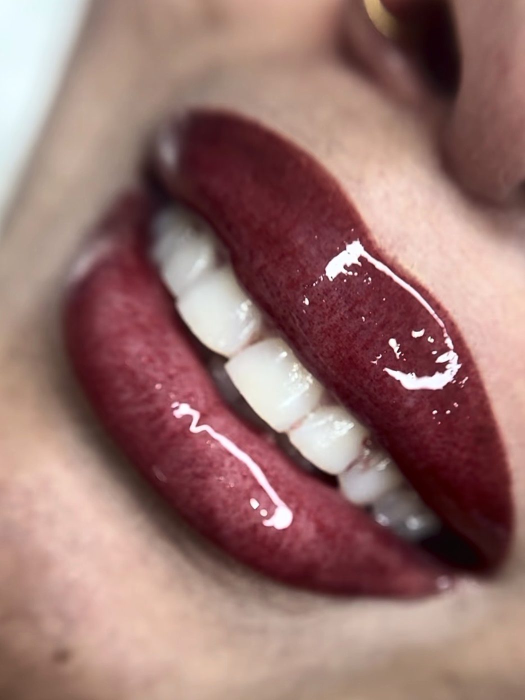 Micropigmentación de labios en tono frutos rojos